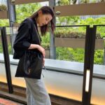 Aya Asahina Instagram - . . ジェイミーシリーズから、 新しく登場するポションタイプの 「JAMIE 4.3」アイコニックなステッチや カサンドラロゴなどのデザインは そのままの巾着型バック🖤 . 日常使いに最適。 . . @ysl . #YSL #サンローラン #JAMIE #PR