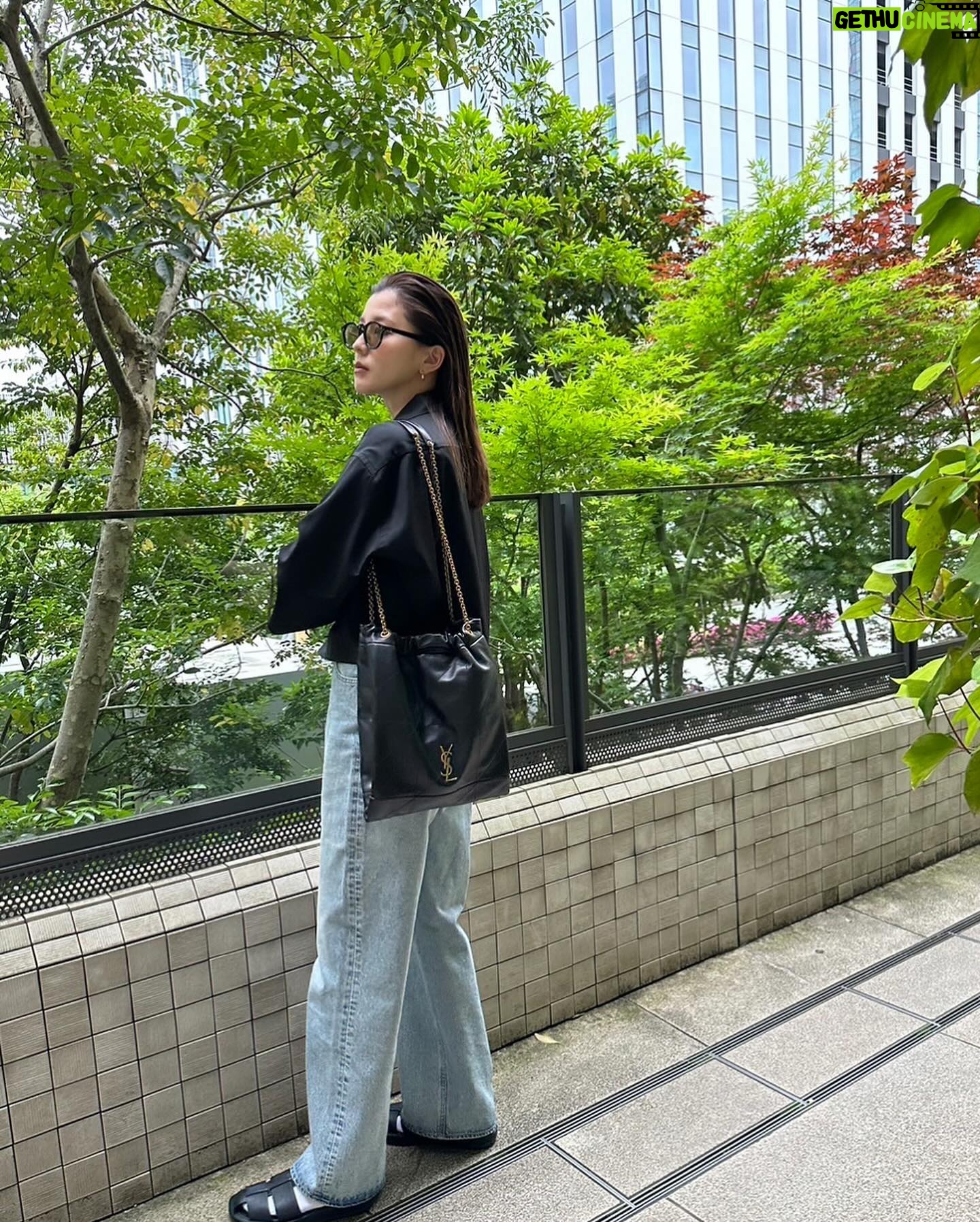 Aya Asahina Instagram - . . ジェイミーシリーズから、 新しく登場するポションタイプの 「JAMIE 4.3」アイコニックなステッチや カサンドラロゴなどのデザインは そのままの巾着型バック🖤 . 日常使いに最適。 . . @ysl . #YSL #サンローラン #JAMIE #PR