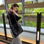 Aya Asahina Instagram - . . ジェイミーシリーズから、 新しく登場するポションタイプの 「JAMIE 4.3」アイコニックなステッチや カサンドラロゴなどのデザインは そのままの巾着型バック🖤 . 日常使いに最適。 . . @ysl . #YSL #サンローラン #JAMIE #PR