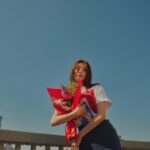 Aya Asahina Instagram - . . MAX&Co.が週末限定のポップアップイベントを開催中♥️ . ブランドカラーの赤い車に フラワーマーケットのデコレーションされた、 可愛いワゴンが登場！！ そして新作コレクションも見れるらしい🫶 . 特別なギフトがもらえるキャンペーンも あるみたいなので是非チェックしてね☺️ . @maxandco #maxandco #CoLLABORATION