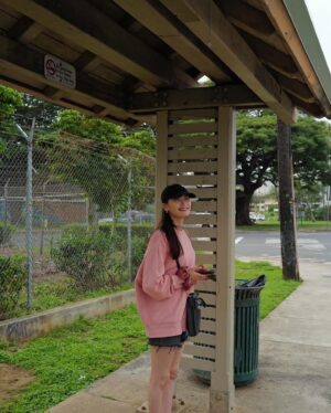 Aya Omasa Instagram - こちらも時間差たっぷりの年末に旅行行った時のお写真📷

海外に行くといつもより華やかで柄が入ってる服を着たくなる🪼
🩵
と言ってもモノトーンが多めね😗