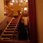 Aya Omasa Instagram - こちらも時間差たっぷりの年末に旅行行った時のお写真📷 海外に行くといつもより華やかで柄が入ってる服を着たくなる🪼 🩵 と言ってもモノトーンが多めね😗