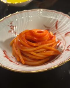 Aya Omasa Instagram - ローマからベネチアの1週間の撮影で私は何度パスタを食べたのでしょう🍝🫠 今回の撮影のために二ヶ月くらい身体を絞っていたのですが、、着いてからの爆発で帰ってまた気合いを入れ直さなければ🫠 でも、、幸せでした🧡🇮🇹🍝 ご飯が美味しいのが1番！ #パスタ三昧