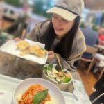 Aya Omasa Instagram - ローマからベネチアの1週間の撮影で私は何度パスタを食べたのでしょう🍝🫠 今回の撮影のために二ヶ月くらい身体を絞っていたのですが、、着いてからの爆発で帰ってまた気合いを入れ直さなければ🫠 でも、、幸せでした🧡🇮🇹🍝 ご飯が美味しいのが1番！ #パスタ三昧