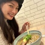 Aya Omasa Instagram - 今更感たっぷりの極寒北海道☃️旅行のお写真❄️🩵 とっても寒かったけれど北海道で食べるアイスが美味しすぎて毎回食べます🍦✨ 北海道旅行おすすめありますか〜とよく聞かれますが、 ジンギスカン、海鮮、ラーメン、ソフトクリームは必ずたべて帰って〜 早くまた北海道に行きたい☃️❄️