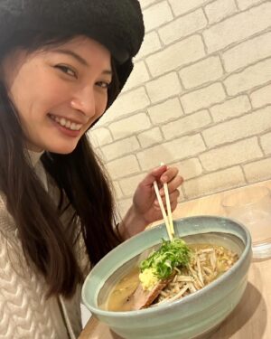 Aya Omasa Instagram - 今更感たっぷりの極寒北海道☃️旅行のお写真❄️🩵

とっても寒かったけれど北海道で食べるアイスが美味しすぎて毎回食べます🍦✨

北海道旅行おすすめありますか〜とよく聞かれますが、
ジンギスカン、海鮮、ラーメン、ソフトクリームは必ずたべて帰って〜

早くまた北海道に行きたい☃️❄️