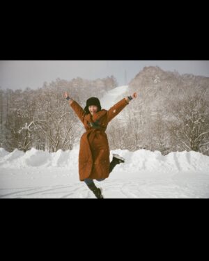 Aya Omasa Instagram - 今更感たっぷりの極寒北海道☃️旅行のお写真❄️🩵

とっても寒かったけれど北海道で食べるアイスが美味しすぎて毎回食べます🍦✨

北海道旅行おすすめありますか〜とよく聞かれますが、
ジンギスカン、海鮮、ラーメン、ソフトクリームは必ずたべて帰って〜

早くまた北海道に行きたい☃️❄️