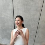 Aya Omasa Instagram – 東京・国立新美術館で開催されたAkrisの2024年秋冬コレクションのショーに😌✨

素材感が上品でワントーンルックがとても印象的でした🤍

今日の着用したフリンジのドレスも美しくお気に入り🤍

@akrisofficial 
#Akris #アクリス #AkrisFall24 #PR