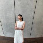 Aya Omasa Instagram – 東京・国立新美術館で開催されたAkrisの2024年秋冬コレクションのショーに😌✨

素材感が上品でワントーンルックがとても印象的でした🤍

今日の着用したフリンジのドレスも美しくお気に入り🤍

@akrisofficial 
#Akris #アクリス #AkrisFall24 #PR