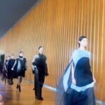 Aya Omasa Instagram – 東京・国立新美術館で開催されたAkrisの2024年秋冬コレクションのショーに😌✨

素材感が上品でワントーンルックがとても印象的でした🤍

今日の着用したフリンジのドレスも美しくお気に入り🤍

@akrisofficial 
#Akris #アクリス #AkrisFall24 #PR