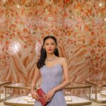 Aya Omasa Instagram - 本日オープンしたカルティエ ブティック 麻布台ヒルズ店に🩵✨ 日本とフランスの文化を見事に融合させたとても美しい佇まいに感激しました🌸 この日は生憎の雨でしたが☔気持ちのいいガーデンもあるのでまた改めてお伺いしたいと思います！ #CartierAzabudai #CartierHighJewelry #Cartier @cartier #pr