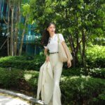 Aya Omasa Instagram - #今日の絢服 この時期はジャケットスタイルとトレンチコートが多め🤍🐩🪽 👜 #louisvuitton 👕 #louisvuitton 👖#jacquemus 🧥#auralee 🕶️#grntlemonster @louisvuitton #LVfashion