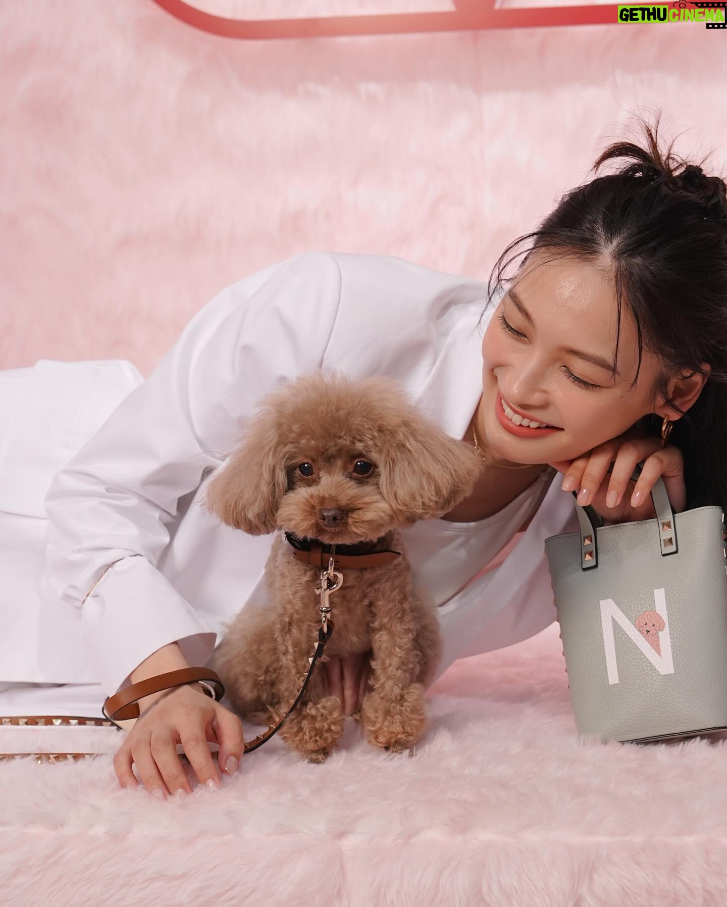 Aya Omasa Instagram - ヴァレンティノ ガラヴァーニ “ロックスタッズ ペット”インストアイベントになちゅと行ってきました🐶❤️ 毎回🐶と一緒に行けるこのイベントが楽しみに…! 鞄や靴にイニシャルと絵を描いてもらえる期間限定ショップ、是非遊びに行ってみて下さい✨🦜🐇🐈 #RockstudPet #ValentinoGaravani @MaisonValentino #pr ヴァレンティノ 銀座にて、 5月12日(日)まで開催中🐶❤️