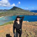 Aya Omasa Instagram - こちらも時間差たっぷりの年末に旅行行った時のお写真📷 海外に行くといつもより華やかで柄が入ってる服を着たくなる🪼 🩵 と言ってもモノトーンが多めね😗