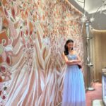 Aya Omasa Instagram - 本日オープンしたカルティエ ブティック 麻布台ヒルズ店に🩵✨ 日本とフランスの文化を見事に融合させたとても美しい佇まいに感激しました🌸 この日は生憎の雨でしたが☔気持ちのいいガーデンもあるのでまた改めてお伺いしたいと思います！ #CartierAzabudai #CartierHighJewelry #Cartier @cartier #pr