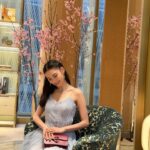 Aya Omasa Instagram - 本日オープンしたカルティエ ブティック 麻布台ヒルズ店に🩵✨ 日本とフランスの文化を見事に融合させたとても美しい佇まいに感激しました🌸 この日は生憎の雨でしたが☔気持ちのいいガーデンもあるのでまた改めてお伺いしたいと思います！ #CartierAzabudai #CartierHighJewelry #Cartier @cartier #pr