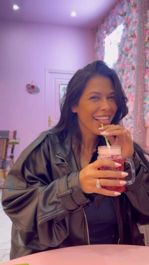 Ayem Nour Instagram - Coucou tout le monde, je vous laisse voir cette petite vidéo où j’ai eu la chance d’être invitée au Flam&Go 🦩

Je vous laisse l’adresse de ce lieu fort sympathique ! 

Flam&Go 🦩
184, rue Saint Maur 
75010 PARIS

@flam.ingoofficiel 

À très vite pour de nouvelles aventures ❤️
#Brunch #invitations #foodporn
