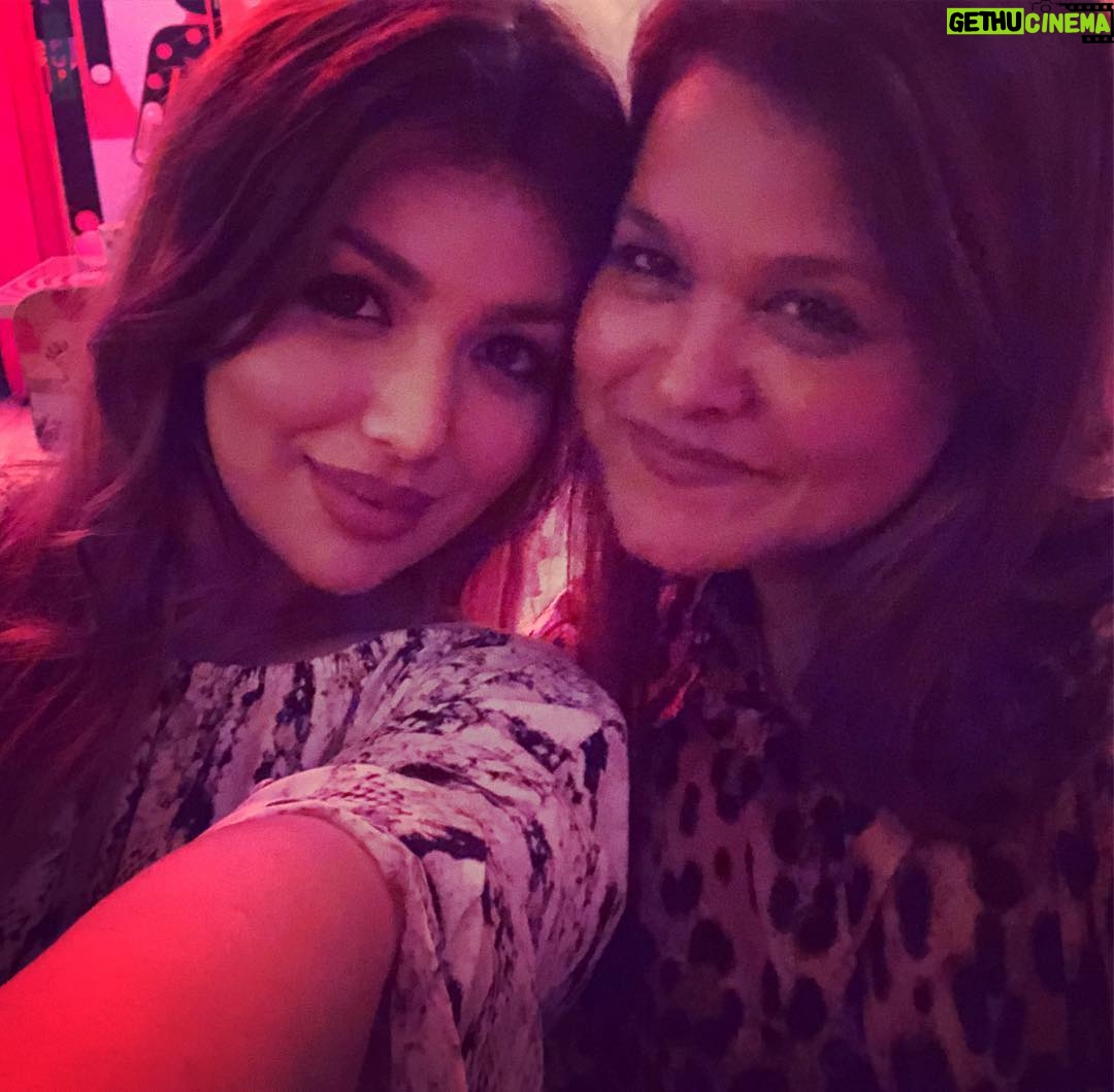 Ayesha Takia Instagram - Mama n me ❤️😍 @faridahtakia 😍❤️ #dinnerdate #mom #ayeshatakia