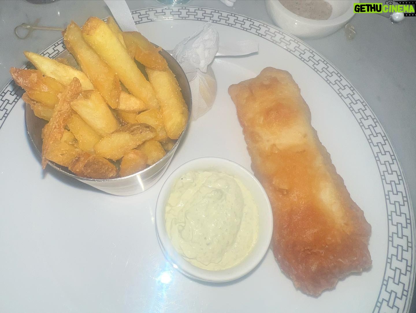 Ayo Edebiri Instagram - Enjoying British culture and cuisine! Travel! It’s the spice of life!