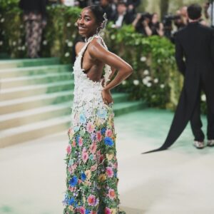 Ayo Edebiri Instagram - FIRST MET THANK YOU @loewe and @voguemagazine 🫶🏾
