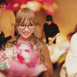 Ayumi Hamasaki Instagram - 泣いたり笑い転げたり、大家族集まってのとっても温かい会でした😌ただ、みなさん激しく妖怪化していた為、使えない写真しかないのですが笑、雰囲気の全ては最後の一枚でバッチリ伝えられてるかなと思います。

#スタッフさん紹介の
#ムラムラチャンネル感動しました
#と真顔で言った @yushin0725 
#そんなチャンネルありませんw
#ayu26thanniversary