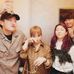 Ayumi Hamasaki Instagram - 泣いたり笑い転げたり、大家族集まってのとっても温かい会でした😌ただ、みなさん激しく妖怪化していた為、使えない写真しかないのですが笑、雰囲気の全ては最後の一枚でバッチリ伝えられてるかなと思います。

#スタッフさん紹介の
#ムラムラチャンネル感動しました
#と真顔で言った @yushin0725 
#そんなチャンネルありませんw
#ayu26thanniversary