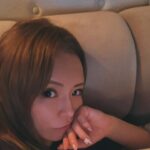 Ayumi Hamasaki Instagram - 1️⃣やっぱ金髪👱🏻‍♀️or 今くらい落ち着いた色が良き👩🏻‍🦰? 2️⃣やっぱ前髪ぱっつん👱🏻‍♀️or 伸ばして斜め前髪にするのしゅき👩🏻‍🦰? 前髪は永遠のテーマやぁぁぁ、、、✂️