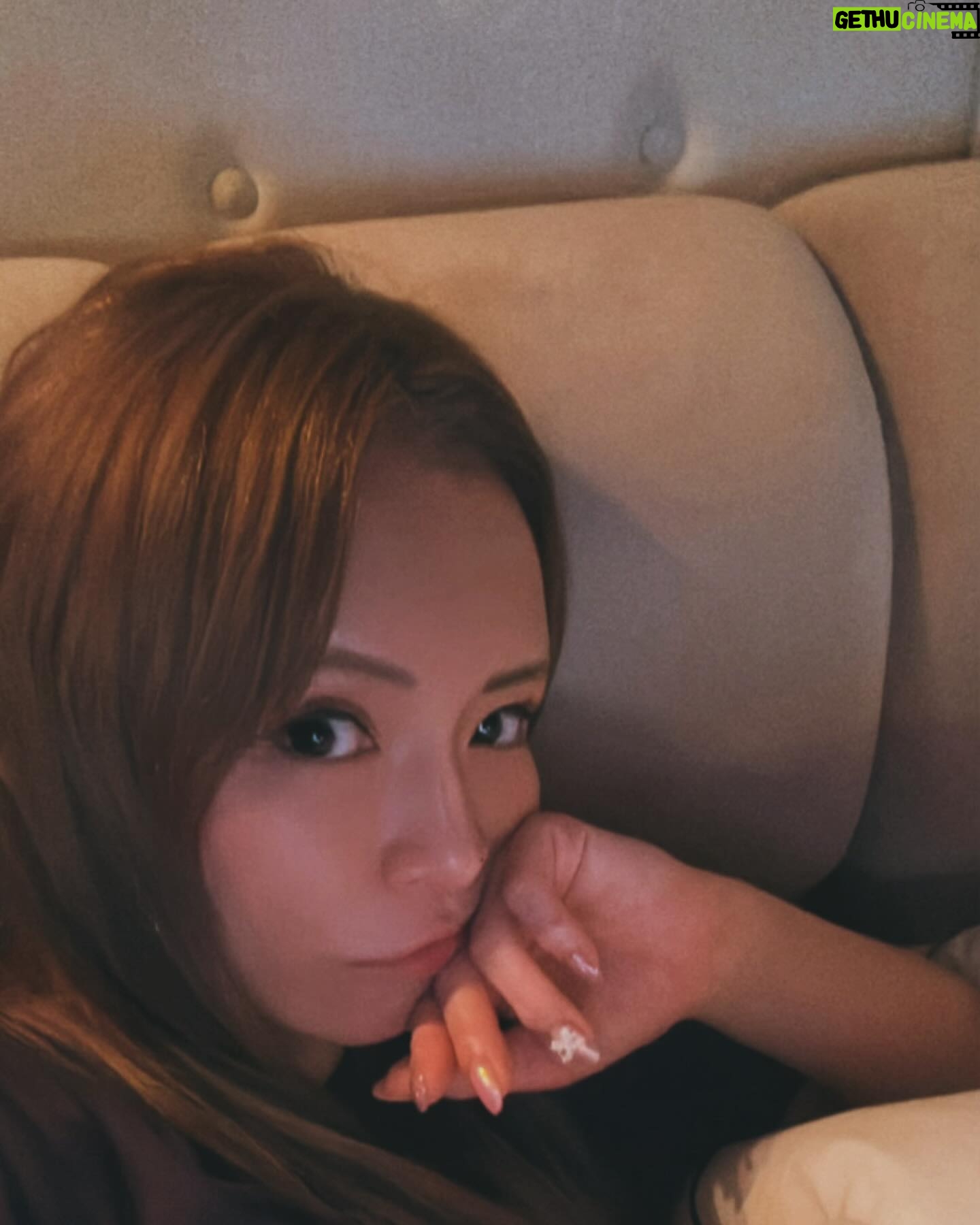 Ayumi Hamasaki - 3 Likes - 1️⃣やっぱ金髪👱🏻♀️or 今くらい落ち着いた色が良き👩🏻🦰?
2️⃣やっぱ前髪ぱっつん👱🏻♀️or 伸ばして斜め前髪にするのしゅき👩🏻🦰?
前髪は永遠のテーマやぁぁぁ、、、✂️