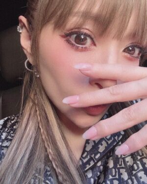 Ayumi Hamasaki Instagram - 最近ベイビーブーマーずっとおかわり🤤🪽🫧

フットはベイビーブーマーありきでチェンジが基本でいつもお任せ🤍

@deeeeeenden @nailist___shu @nailfuor