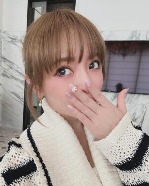 Ayumi Hamasaki Instagram - 🎀💅✨

ピンクパープル系の色んな質感にリボン🎀✨🎀

いつもの超高速メンバーで、いつもの話題をしながら。笑 @deeeeeenden  @nailist___shu @nailfuor