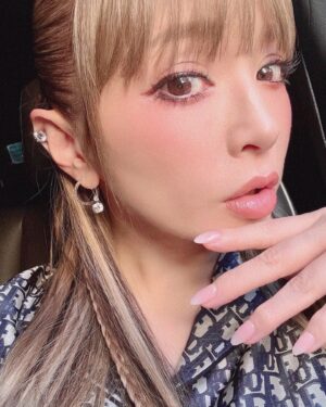 Ayumi Hamasaki Instagram - 最近ベイビーブーマーずっとおかわり🤤🪽🫧

フットはベイビーブーマーありきでチェンジが基本でいつもお任せ🤍

@deeeeeenden @nailist___shu @nailfuor