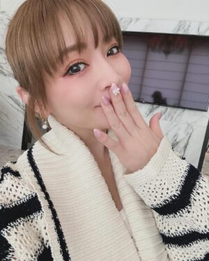 Ayumi Hamasaki Instagram - 🎀💅✨

ピンクパープル系の色んな質感にリボン🎀✨🎀

いつもの超高速メンバーで、いつもの話題をしながら。笑 @deeeeeenden  @nailist___shu @nailfuor