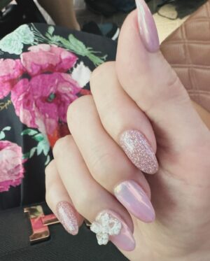 Ayumi Hamasaki Instagram - 🎀💅✨

ピンクパープル系の色んな質感にリボン🎀✨🎀

いつもの超高速メンバーで、いつもの話題をしながら。笑 @deeeeeenden  @nailist___shu @nailfuor