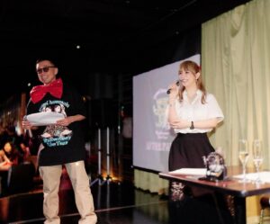Ayumi Hamasaki Instagram - ツアークルーの皆様、演者の皆様を労う会🥂✨ こんな素敵な笑顔に溢れた会場を見渡しながら @zin_dancer_jp さんと2人で4時間ぶっ通しで司会を務めさせていただきました☺️あー写真見るだけで泣ける、やばい。笑

📷 @masayukikamo 🙏

#ayu47都道府県tour 
#bestcrew