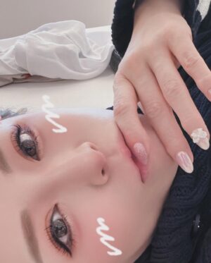Ayumi Hamasaki Instagram - 🎀💅✨

ピンクパープル系の色んな質感にリボン🎀✨🎀

いつもの超高速メンバーで、いつもの話題をしながら。笑 @deeeeeenden  @nailist___shu @nailfuor