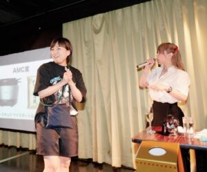 Ayumi Hamasaki Instagram - ツアークルーの皆様、演者の皆様を労う会🥂✨ こんな素敵な笑顔に溢れた会場を見渡しながら @zin_dancer_jp さんと2人で4時間ぶっ通しで司会を務めさせていただきました☺️あー写真見るだけで泣ける、やばい。笑

📷 @masayukikamo 🙏

#ayu47都道府県tour 
#bestcrew