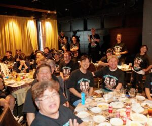 Ayumi Hamasaki Instagram - ツアークルーの皆様、演者の皆様を労う会🥂✨ こんな素敵な笑顔に溢れた会場を見渡しながら @zin_dancer_jp さんと2人で4時間ぶっ通しで司会を務めさせていただきました☺️あー写真見るだけで泣ける、やばい。笑

📷 @masayukikamo 🙏

#ayu47都道府県tour 
#bestcrew