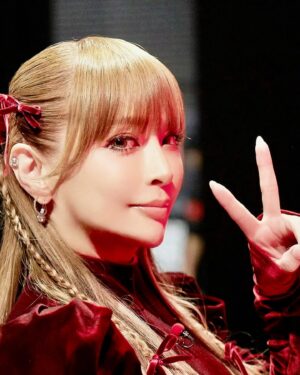 Ayumi Hamasaki Instagram - 千鳥かまいたちアワーありがとうございました🙏
ダーツの神様が降りて来てしまい、たくさん吹かせたり拭かせたり弾かせたりですみませんでした😝💕

Tverで是非、前編後編と公開されているのて、まだの方はチェックしてみて下さい📲✨

#ちどかま
#千鳥かまいたちアワー 
#ダーツの神降臨