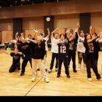 Ayumi Hamasaki Instagram – 昨日の夜、一年前のカメラロールを見ていた。

いつかの遠くのゴールを手探りでただひたすらに、がむしゃらに目指している私達が居た。あの頃は本当に毎日リハーサルやってもやっても終わらなかったなぁ。

チケット予約スタートしたらTAでSOLD OUTが相次いで一般席が用意出来なくなって、TAツアーじゃん！てなったのも懐かしいなぁ。今日も激戦を勝ち抜いた皆が集まってくれていると聞きました。昨夜緊急会議をして、見にくかったり聴こえづらかったり身動きとりづらかったりが多少あるかも知れないけれど、ギリギリまで機材をつめて1人でも多くTAが入れるようにしよう！となり、今日スタッフの皆様が頑張って下さり当日券を出せる事になりました。

沖縄ファイナル2daysを残し、いよいよ今夜18:30〜大阪で三幕セミファイナル。どんなステージを一緒に創れるかな✨✨✨(福井、石川は振替限定公演をお届けする予定です☺️) 

宜しくお願いいたします！

#ayu47都道府県tour 
#大阪TA
#遠征組TA
#49公演目🙏