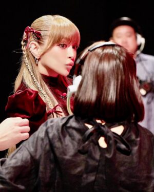 Ayumi Hamasaki Instagram - 千鳥かまいたちアワーありがとうございました🙏
ダーツの神様が降りて来てしまい、たくさん吹かせたり拭かせたり弾かせたりですみませんでした😝💕

Tverで是非、前編後編と公開されているのて、まだの方はチェックしてみて下さい📲✨

#ちどかま
#千鳥かまいたちアワー 
#ダーツの神降臨