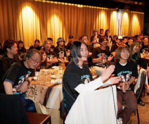Ayumi Hamasaki Instagram - ツアークルーの皆様、演者の皆様を労う会🥂✨ こんな素敵な笑顔に溢れた会場を見渡しながら @zin_dancer_jp さんと2人で4時間ぶっ通しで司会を務めさせていただきました☺️あー写真見るだけで泣ける、やばい。笑

📷 @masayukikamo 🙏

#ayu47都道府県tour 
#bestcrew