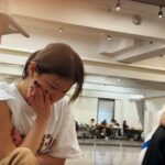 Ayumi Hamasaki Instagram – 昨日の夜、一年前のカメラロールを見ていた。

いつかの遠くのゴールを手探りでただひたすらに、がむしゃらに目指している私達が居た。あの頃は本当に毎日リハーサルやってもやっても終わらなかったなぁ。

チケット予約スタートしたらTAでSOLD OUTが相次いで一般席が用意出来なくなって、TAツアーじゃん！てなったのも懐かしいなぁ。今日も激戦を勝ち抜いた皆が集まってくれていると聞きました。昨夜緊急会議をして、見にくかったり聴こえづらかったり身動きとりづらかったりが多少あるかも知れないけれど、ギリギリまで機材をつめて1人でも多くTAが入れるようにしよう！となり、今日スタッフの皆様が頑張って下さり当日券を出せる事になりました。

沖縄ファイナル2daysを残し、いよいよ今夜18:30〜大阪で三幕セミファイナル。どんなステージを一緒に創れるかな✨✨✨(福井、石川は振替限定公演をお届けする予定です☺️) 

宜しくお願いいたします！

#ayu47都道府県tour 
#大阪TA
#遠征組TA
#49公演目🙏