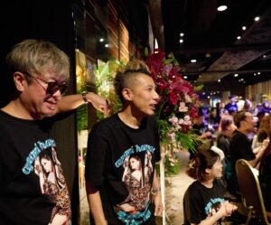 Ayumi Hamasaki Instagram - ツアークルーの皆様、演者の皆様を労う会🥂✨ こんな素敵な笑顔に溢れた会場を見渡しながら @zin_dancer_jp さんと2人で4時間ぶっ通しで司会を務めさせていただきました☺️あー写真見るだけで泣ける、やばい。笑

📷 @masayukikamo 🙏

#ayu47都道府県tour 
#bestcrew