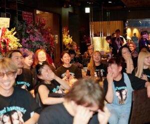 Ayumi Hamasaki Instagram - ツアークルーの皆様、演者の皆様を労う会🥂✨ こんな素敵な笑顔に溢れた会場を見渡しながら @zin_dancer_jp さんと2人で4時間ぶっ通しで司会を務めさせていただきました☺️あー写真見るだけで泣ける、やばい。笑

📷 @masayukikamo 🙏

#ayu47都道府県tour 
#bestcrew