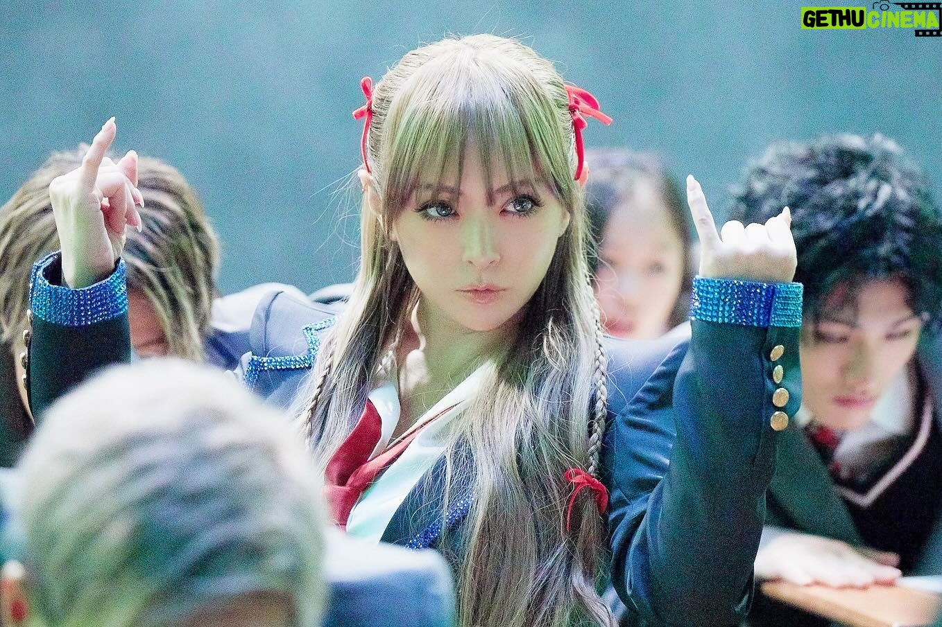 Ayumi Hamasaki Instagram - NHKみんなのうたのための書き下ろし曲が、こんなにわたしのダークさ全開で大丈夫なのかな?と若干迷いながら制作していたら「いつものズバリとした浜崎さんワールドでいっちゃって下さい!」との有り難いお言葉をいただき、迷いを捨て去って思い切り好きな世界に振り切ることが出来ました。 そして作曲には多胡さん、編曲にはタスクという黄金コンビで間違いなく 26年目の今だから創れたayuワールド全開の新曲『BYE-BYE』に仕上がったと思っています!!! たくさんたくさん観て聴いて下さい。そうするとサビが頭から離れなくなります。笑←これめっちゃ言われる #ayu26th #ayu26thanniversary #byebye 📷 @masayukikamo