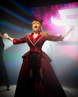 Ayumi Hamasaki Instagram - 昨日、ラスト2ステージとなる振替公演の通しリハーサルを無事に終えて、やっと沖縄公演までの日々を現実として受け止められたので。

#ayu47都道府県tour 
#福井TA
#石川TA
#遠征組TA
#スペシャルセトリ
#楽しみにしていて下さい

📷 @masayukikamo