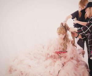 Ayumi Hamasaki Instagram - I always prefer to be just a girl. You know what I mean.

ものすごく前に、LAXで仲良し親子様2人にじーっと見られたあと、こんな会話が聴こえてきた。

👧🏼「 Dad!! Is she a princess?🫣」
👱🏻‍♂️「 She is just a girl, like you ☺️」

このやり取りが、なんとなくわたしはずっと忘れられなくて大切にしている。
