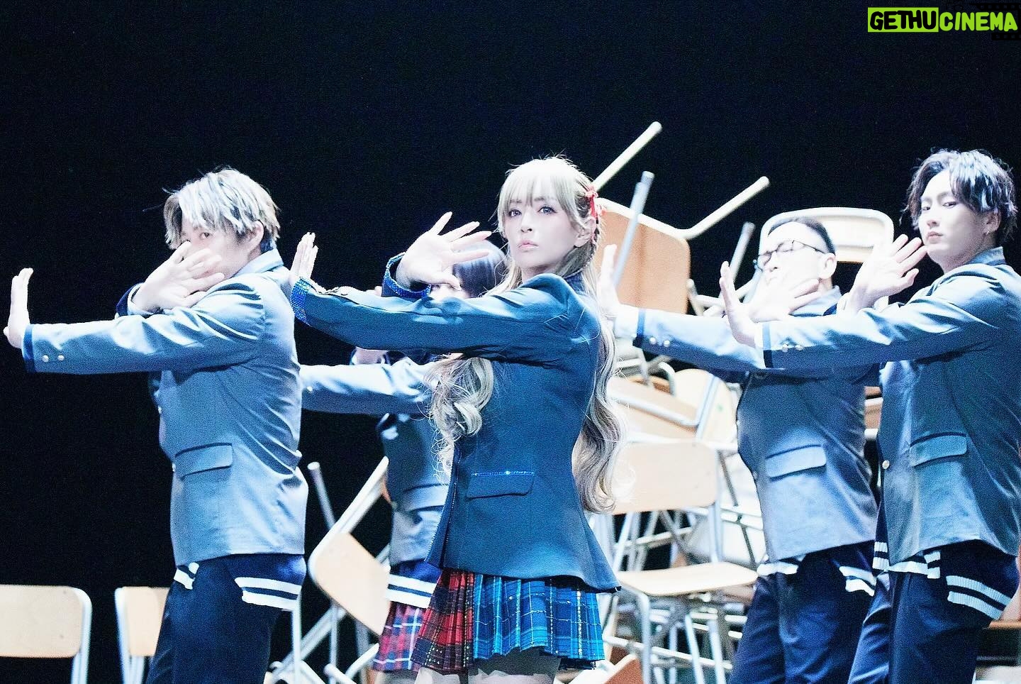 Ayumi Hamasaki Instagram - NHKみんなのうたのための書き下ろし曲が、こんなにわたしのダークさ全開で大丈夫なのかな?と若干迷いながら制作していたら「いつものズバリとした浜崎さんワールドでいっちゃって下さい!」との有り難いお言葉をいただき、迷いを捨て去って思い切り好きな世界に振り切ることが出来ました。 そして作曲には多胡さん、編曲にはタスクという黄金コンビで間違いなく 26年目の今だから創れたayuワールド全開の新曲『BYE-BYE』に仕上がったと思っています!!! たくさんたくさん観て聴いて下さい。そうするとサビが頭から離れなくなります。笑←これめっちゃ言われる #ayu26th #ayu26thanniversary #byebye 📷 @masayukikamo