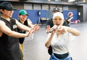 Ayumi Hamasaki Instagram - このツアー最後のリハーサルだったので、おまさ @masayukikamo が写真撮りにスタジオ来てくれた🥹🫶

これがまだ先週だなんて、びっくり！

#ayu47都道府県tour 
#最後のスタジオリハ
#ちょいちょい
#気になるとこあるやんな