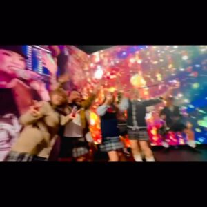 Ayumi Hamasaki Instagram - とにかく笑顔で終わりたかった。
TAも一座もスタッフもみーーーんな、大声で笑い合えるような締めくくりを感じて欲しくて、たくさんのエンディングを考えた。

それがわたしにできる、最後の最大のことのような気がしたから。それこそが私達らしいと。

とは言え、福井も石川も本番前ギリギリまで考えまくって、とにかく悩んだ。

最後に我らがのみぞ一監督が登場してくれた時の、客席とステージ両方からのぶつかり合うような割れんばかりの大拍手と声援を見た時、やはりこれで良かったのだ、と。
そう強く感じた。

#ayu47都道府県tour 
#53公演完走 
#ayucrew

📲by 🦍